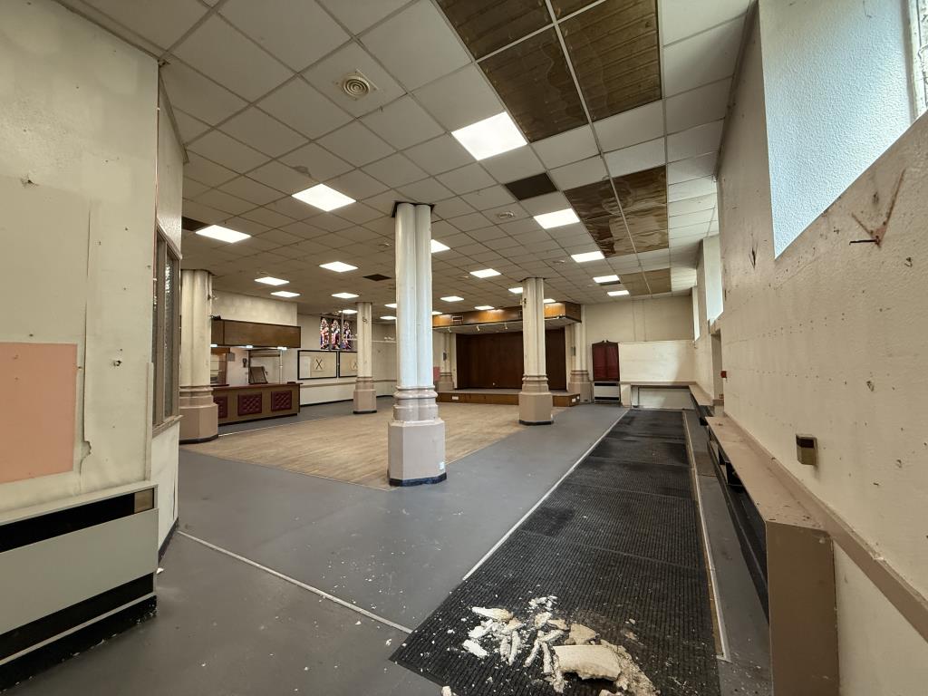 Lot: 108 - FORMER CHURCH AND NAVAL CLUB - Entrance leading in to the main room